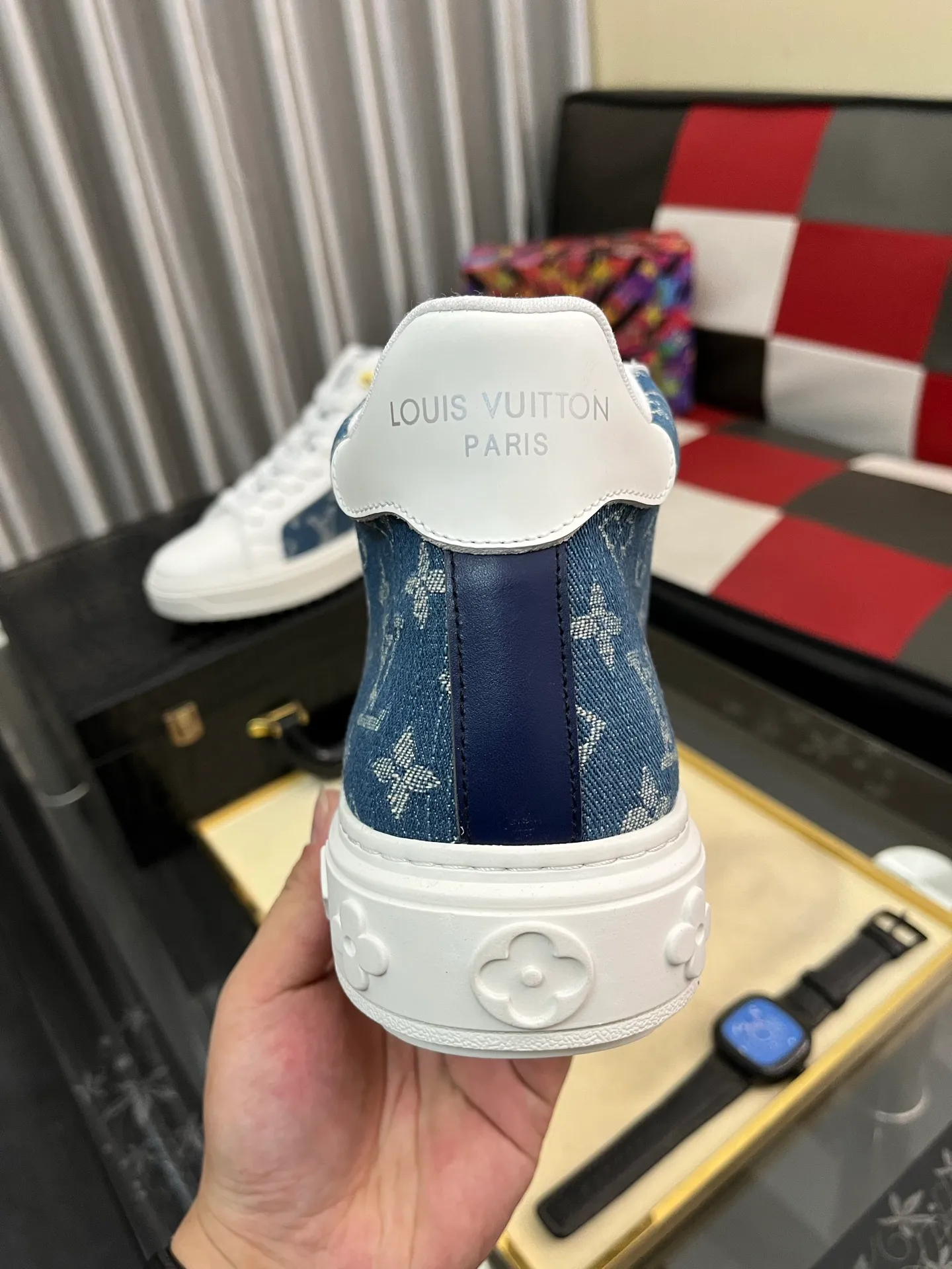 Men's shoes 💰: 560⌚️⌚️ Louis vuitton/LV Louis Vuitton 》Original quality.~ Unique modern style sneakers. 🏃A must-have casual shoe for trendy men😍😍 Original brand imported from Italy, imported original leather, sheep lining (refuses to discolor and grind feet) Sole: Original sole provided by the original factory, French lazy style design ⚠️Fit to the feet, original quality, super comfortable original sole. Code number: 38-444⃣️Color optional